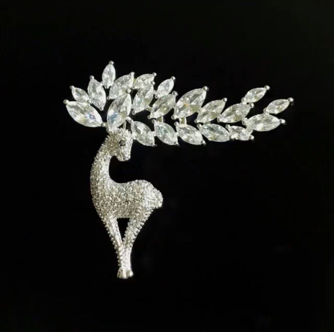 크리스탈로 뿔을 장식한 사슴 브로치